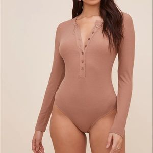 ASTR HALLIWELL RIBBED HENLEY BODYSUIT